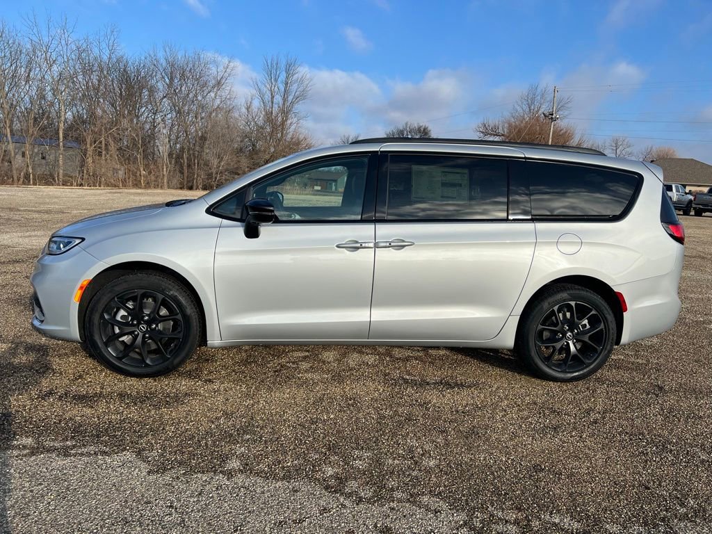New 2026 Chrysler Pacifica Limited w/ S Appearance Package AWD/4WD image 2
