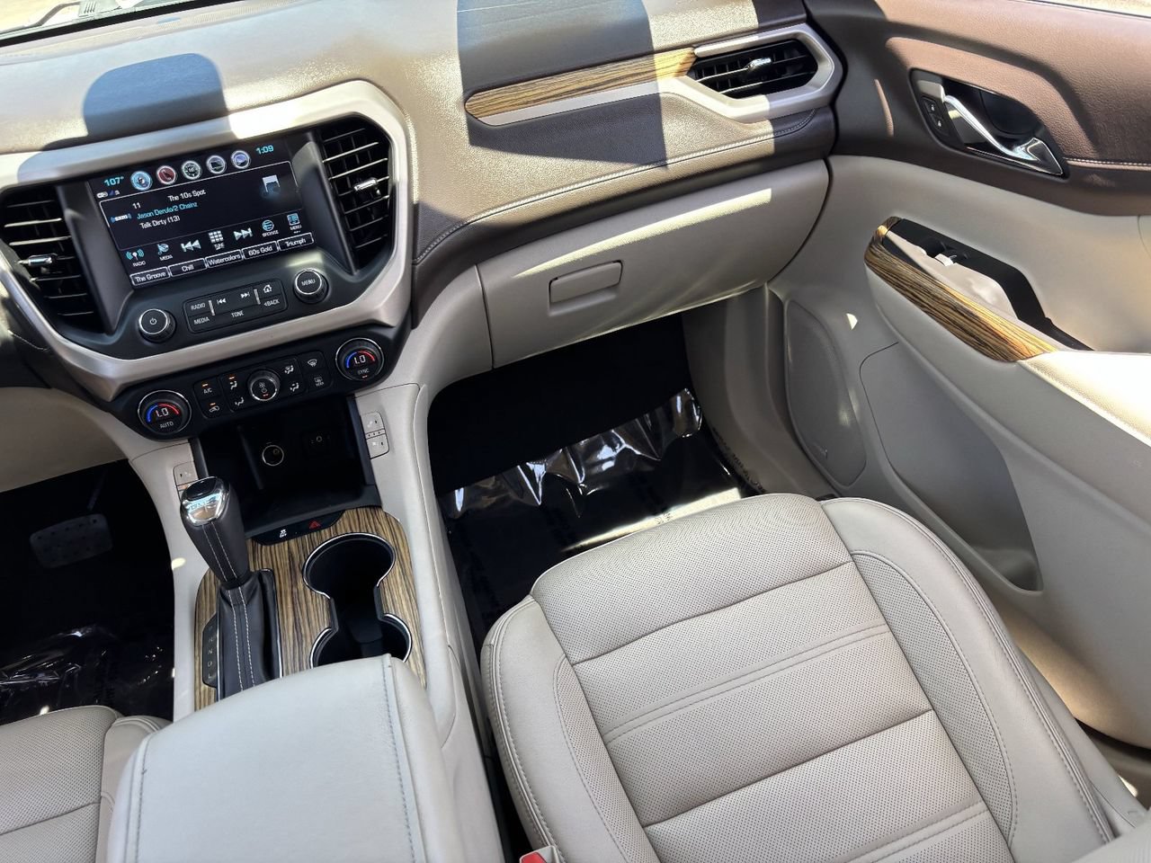 Used 2019 GMC Acadia Denali w/ Technology Package FWD image 14