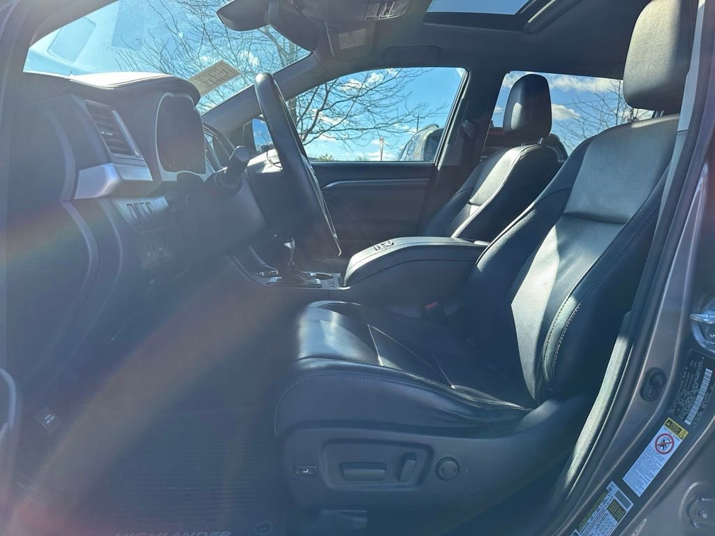 Used 2017 Toyota Highlander Limited image 13