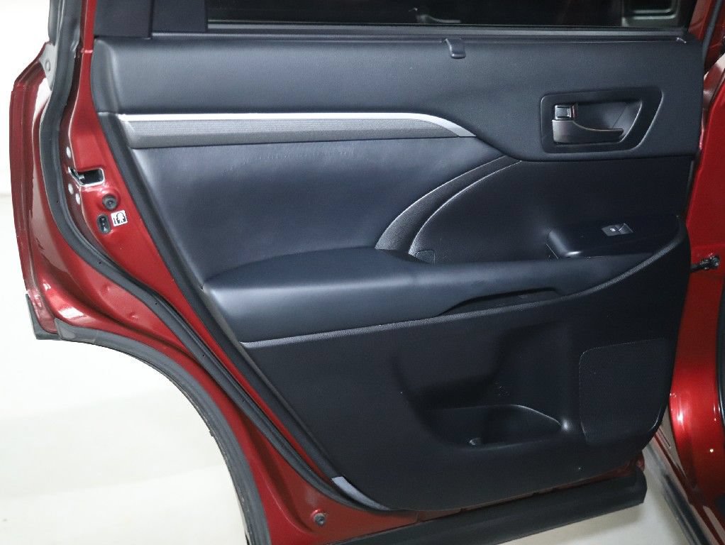 Used 2019 Toyota Highlander SE w/ Nightshade Edition AWD/4WD image 13