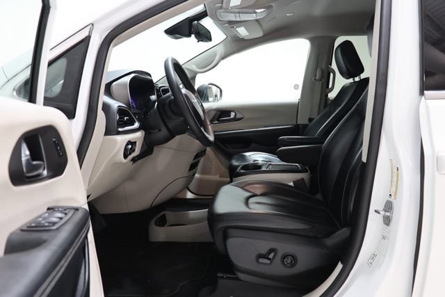 Used 2023 Chrysler Pacifica Touring-L FWD image 17