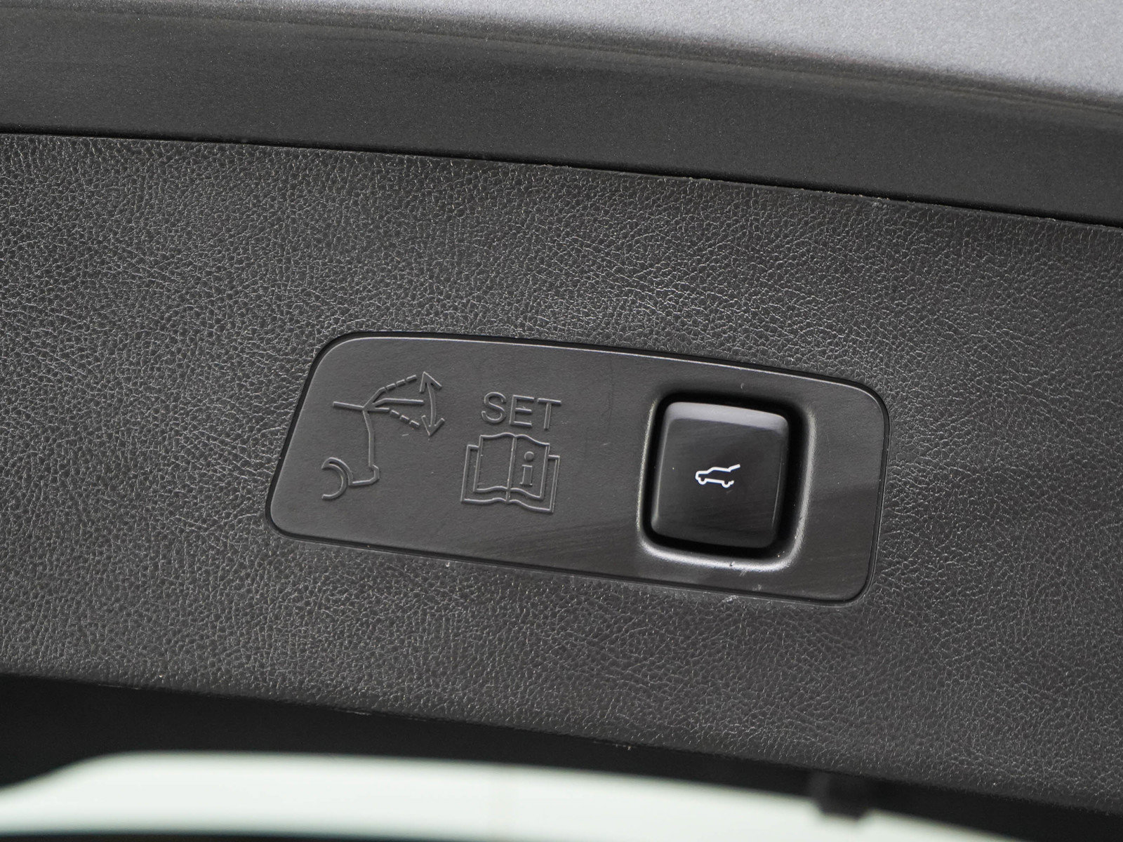 Used 2025 Lincoln Corsair AWD w/ Equipment Group 101A image 17