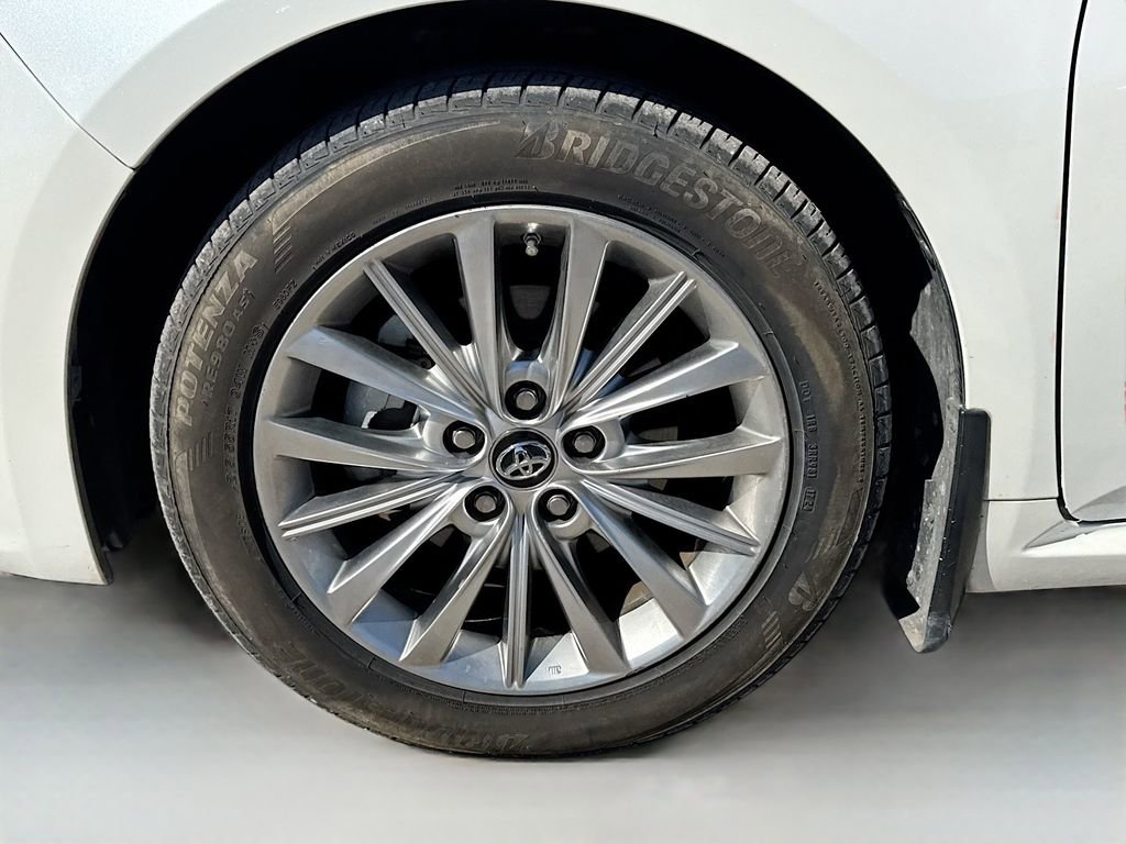 Used 2018 Toyota Avalon Limited image 36