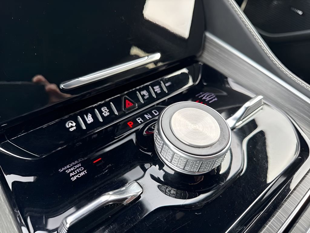 Used 2024 Jeep Wagoneer Series III AWD/4WD image 18