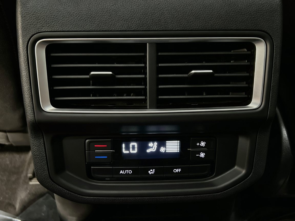 Used 2024 Volkswagen Atlas SE AWD/4WD image 17