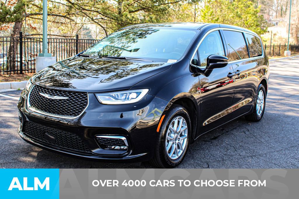 Used 2024 Chrysler Pacifica Touring-L image 3