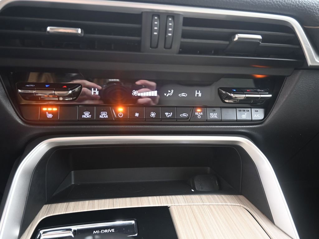 Used 2024 MAZDA CX-90 Plug-In Hybrid w/ Premium Pkg image 11