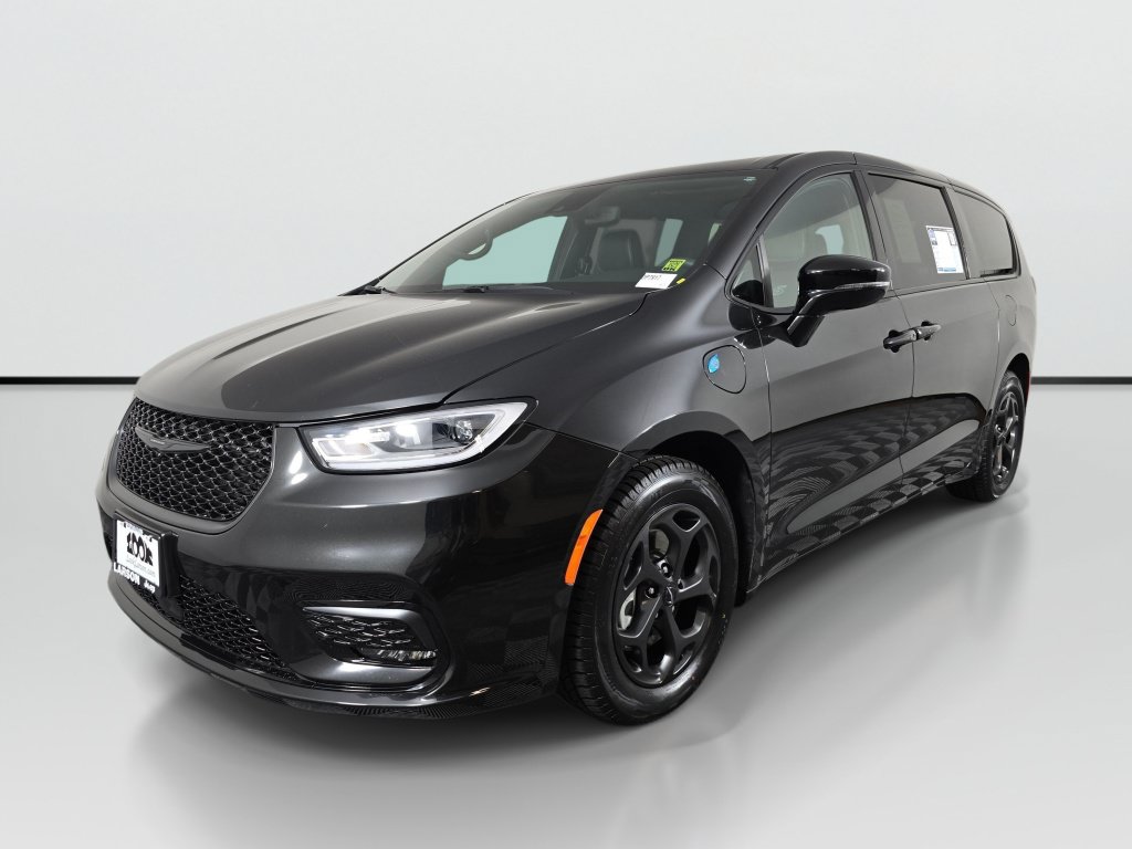 Used 2023 Chrysler Pacifica Limited w/ Uconnect Theater Family Group FWD image 7