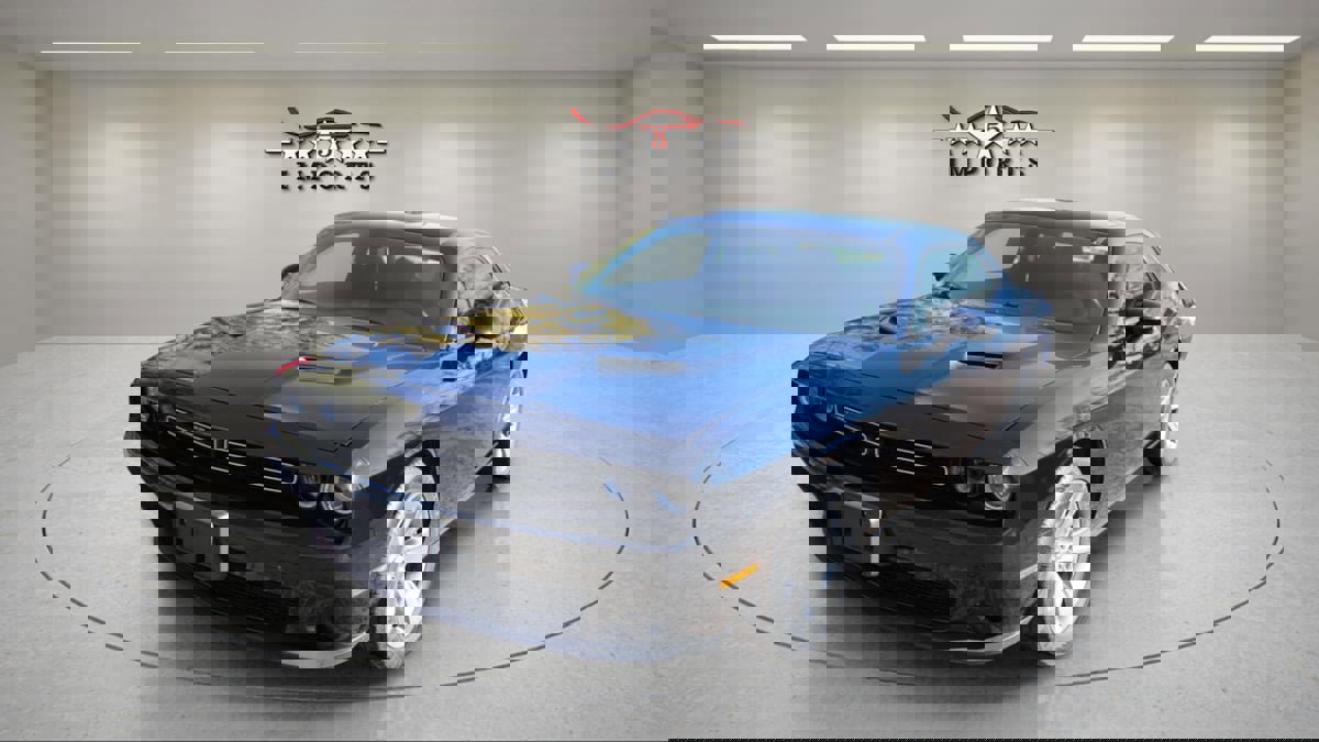 Used 2015 Dodge Challenger SXT RWD image 6