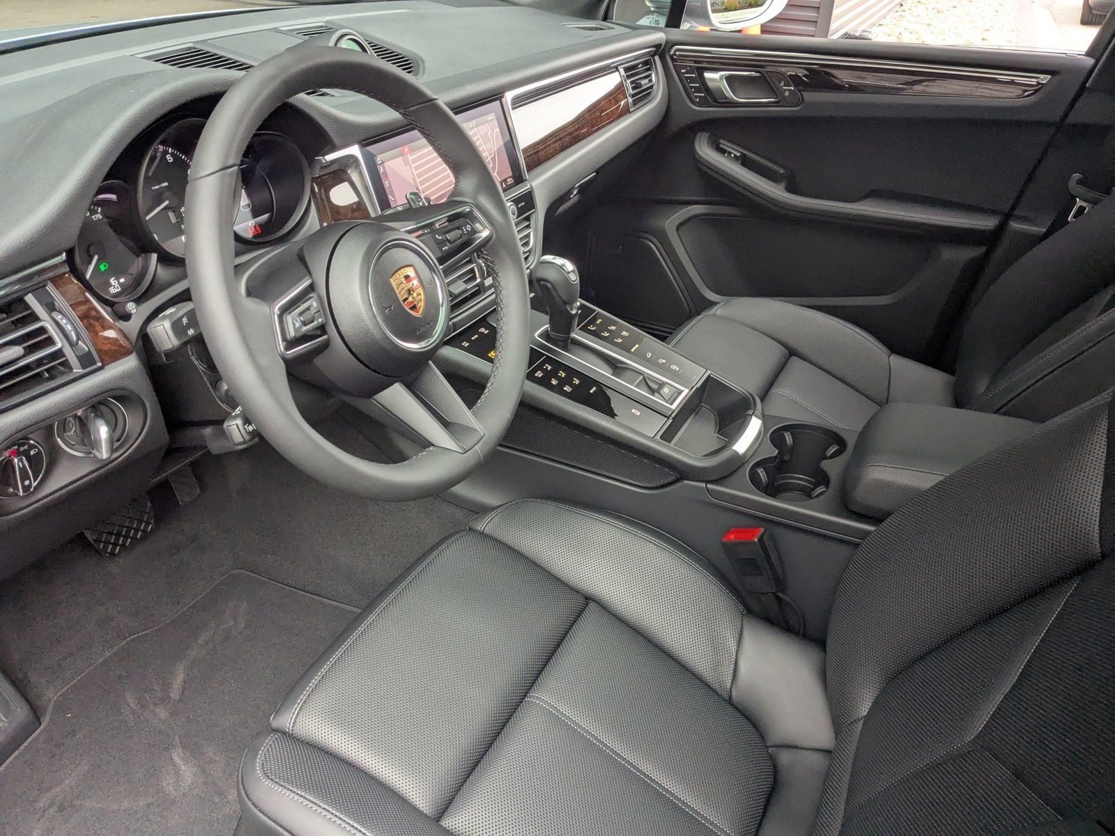 Used 2025 Porsche Macan image 4