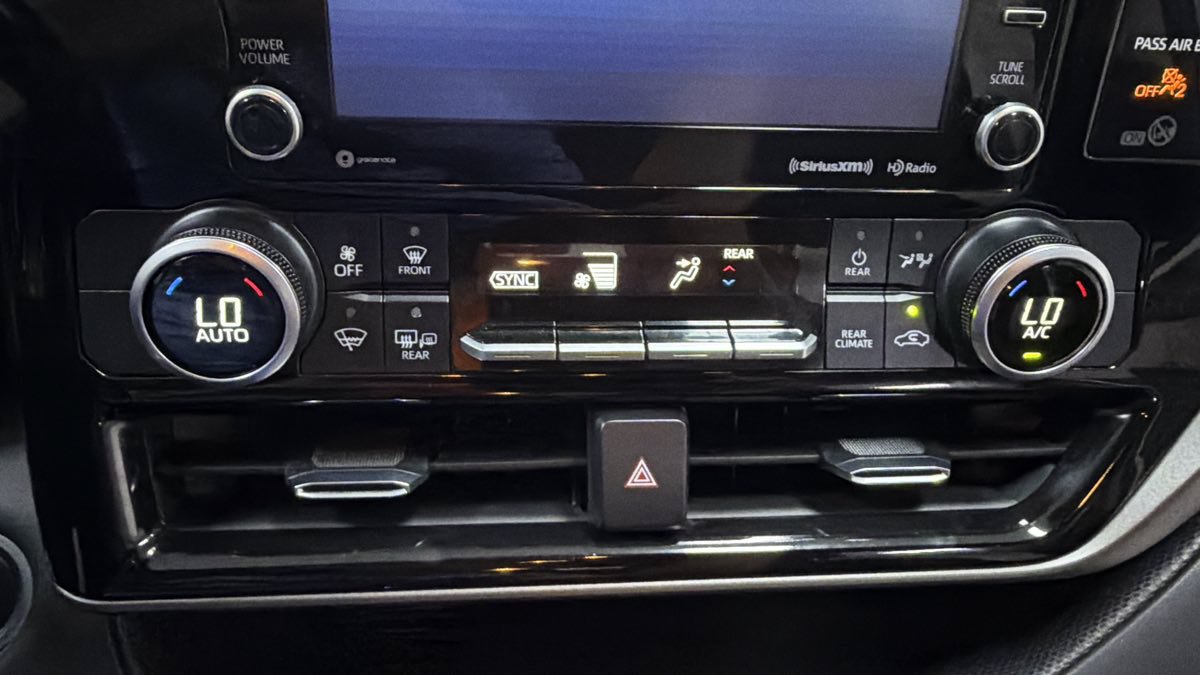 Used 2021 Toyota Highlander LE FWD image 21
