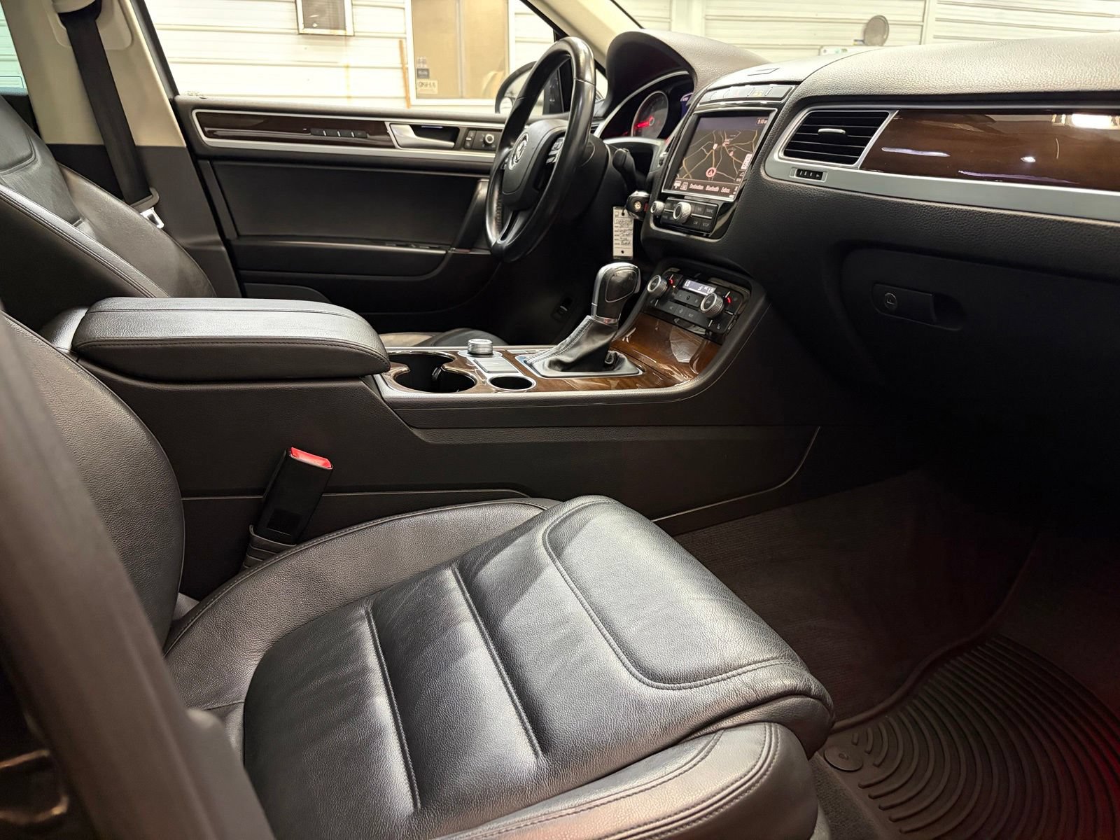 Used 2015 Volkswagen Touareg TDI AWD/4WD image 24
