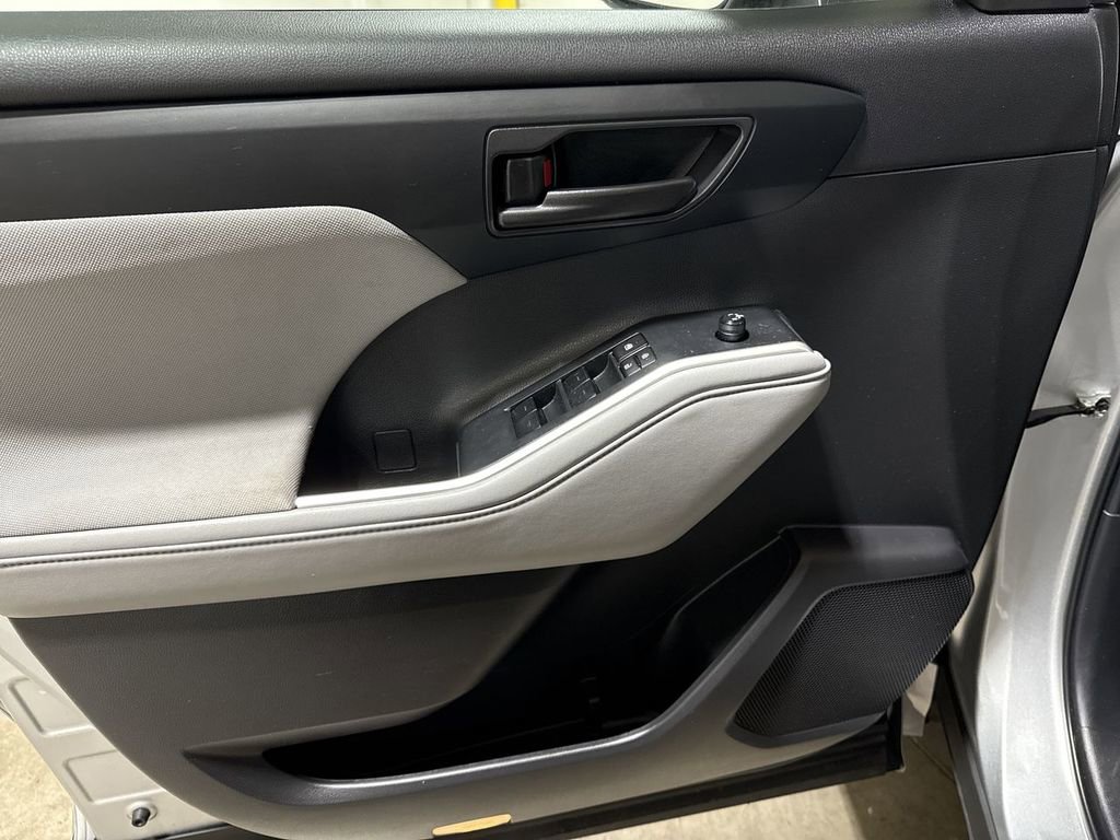 Used 2023 Toyota Highlander LE image 21