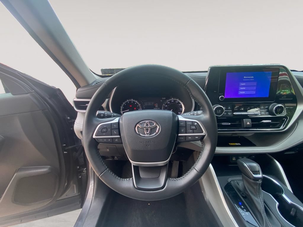 Used 2023 Toyota Highlander XLE AWD/4WD image 12