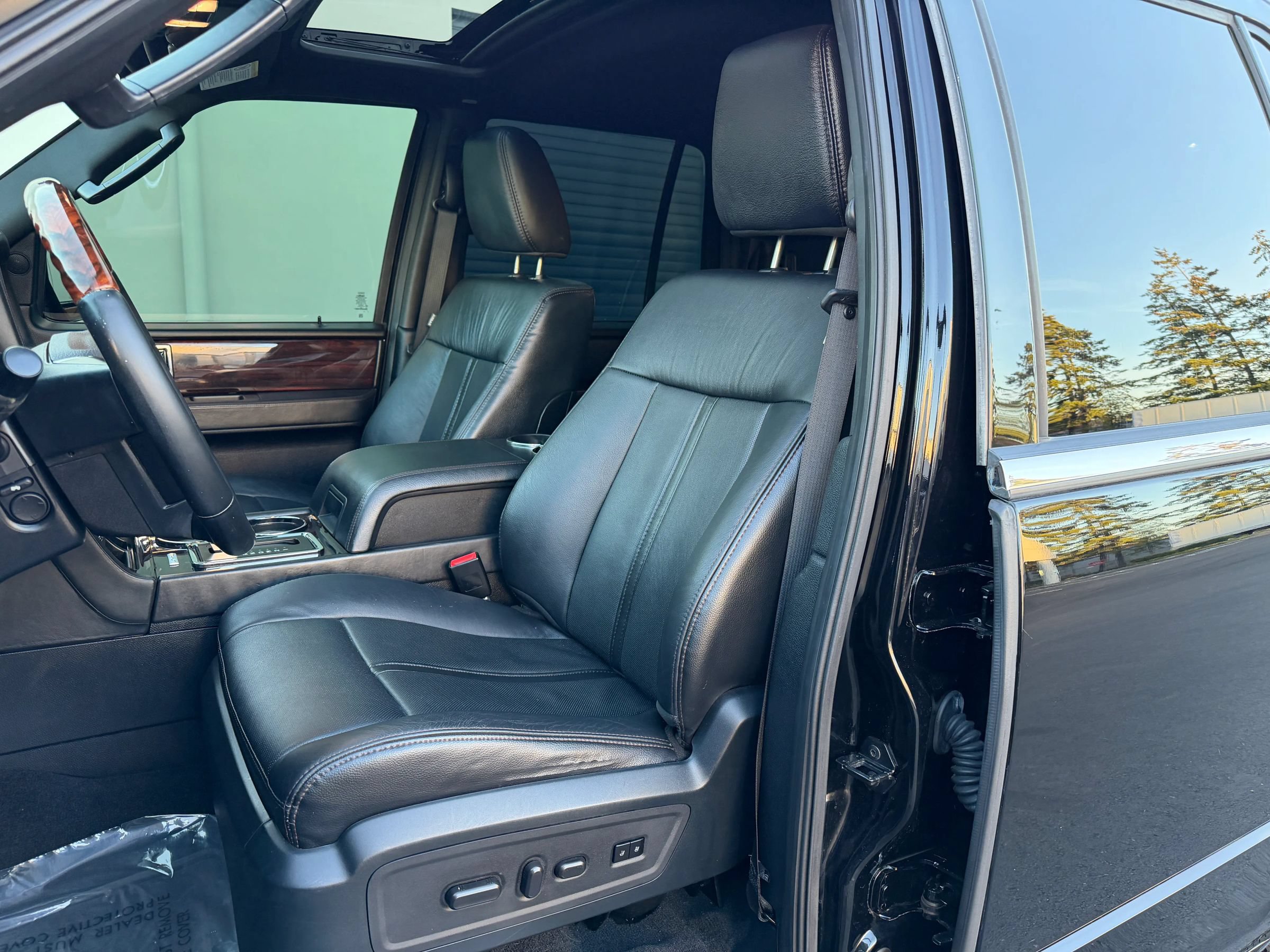 Used 2016 Lincoln Navigator Reserve AWD/4WD image 8