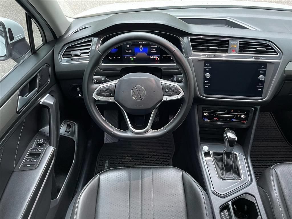Used 2022 Volkswagen Tiguan SE FWD image 3