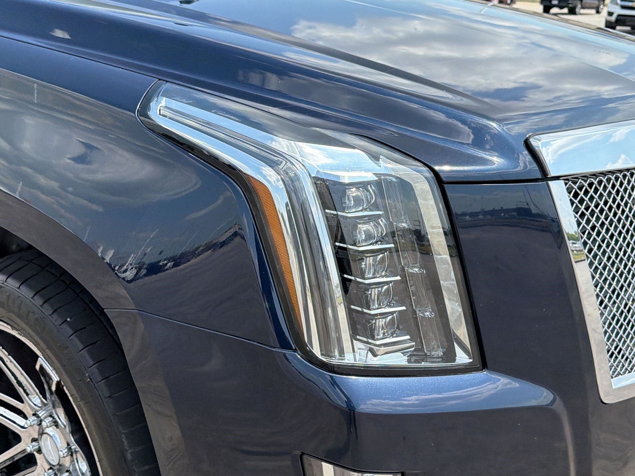 Used 2018 Cadillac Escalade Premium Luxury RWD image 12