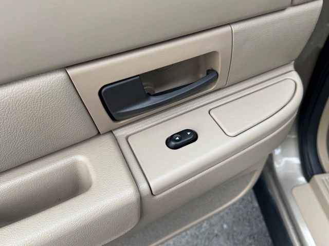 Used 2005 Ford Crown Victoria image 16