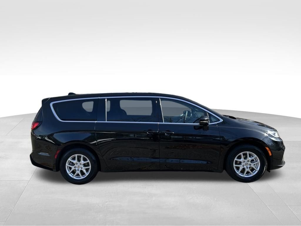 Used 2025 Chrysler Pacifica Select image 7