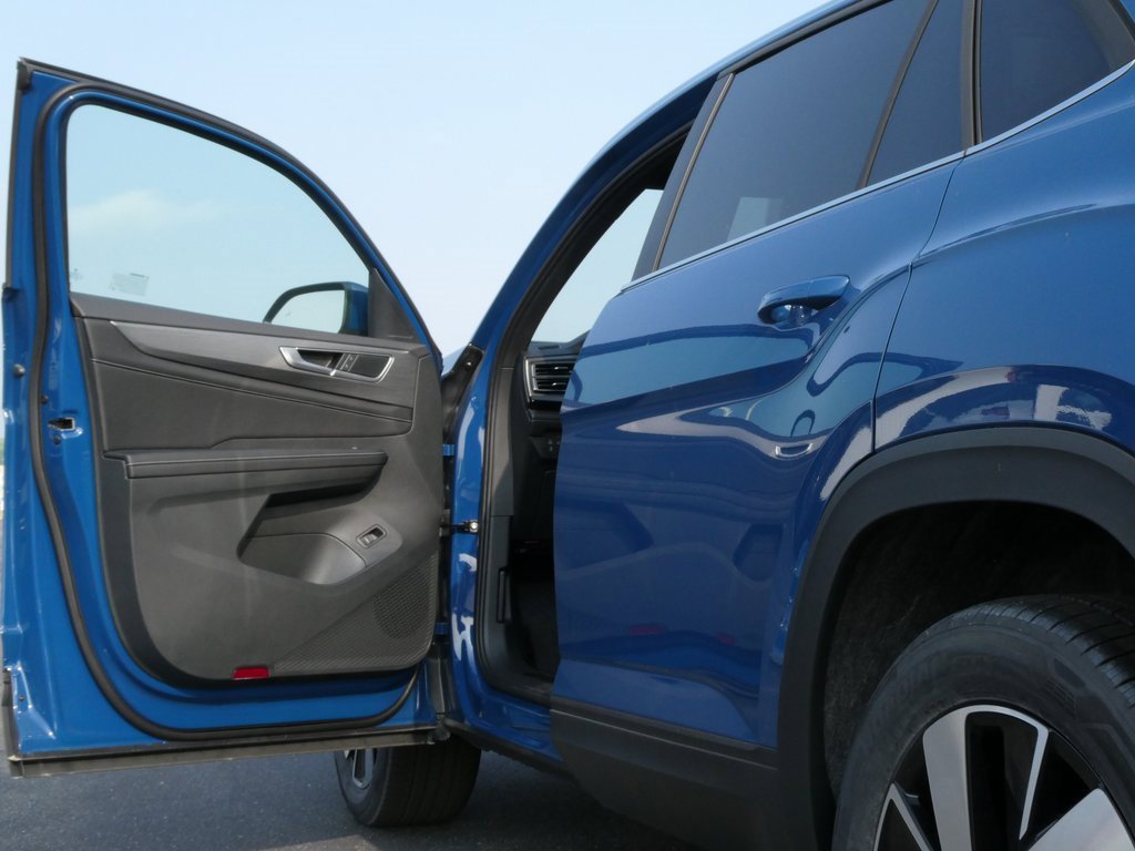 New 2025 Volkswagen Atlas Cross Sport SE image 28