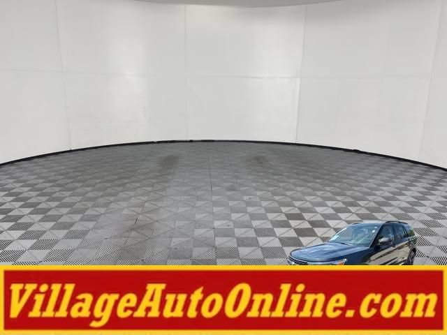 Used 2022 Ford Explorer XLT w/ Equipment Group 202A AWD/4WD image 32