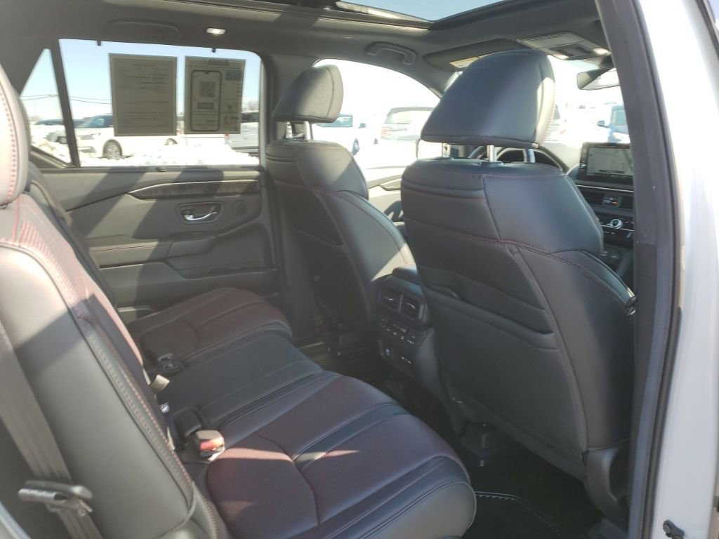 Used 2025 Honda Pilot Black Edition image 32