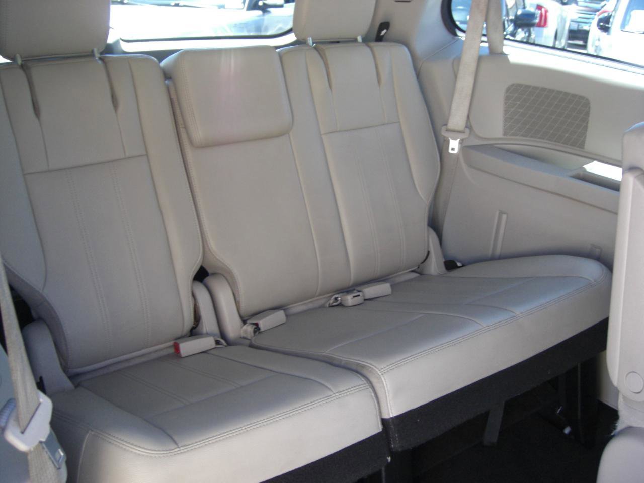 Used 2013 Chrysler Town & Country Touring FWD image 17