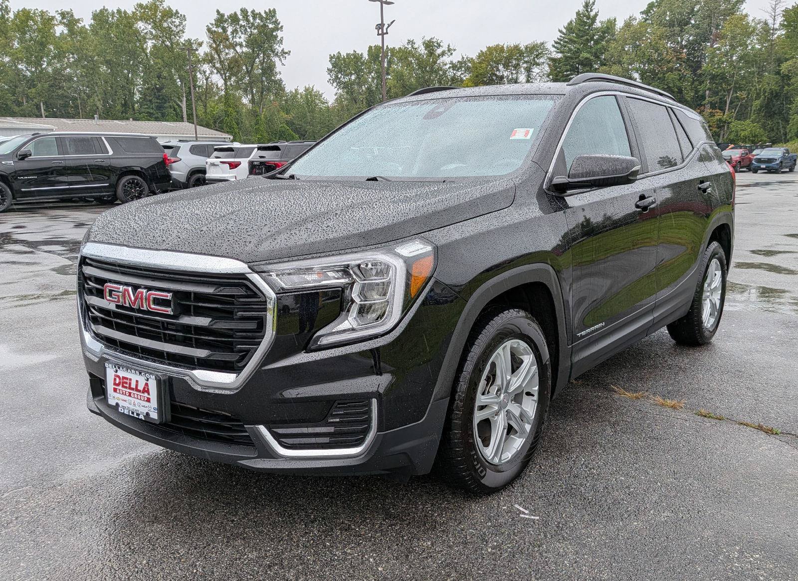 Used 2024 GMC Terrain SLE w/ Driver Convenience Package AWD/4WD image 3