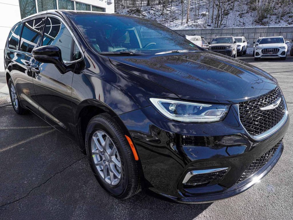 New 2026 Chrysler Pacifica Select FWD image 3