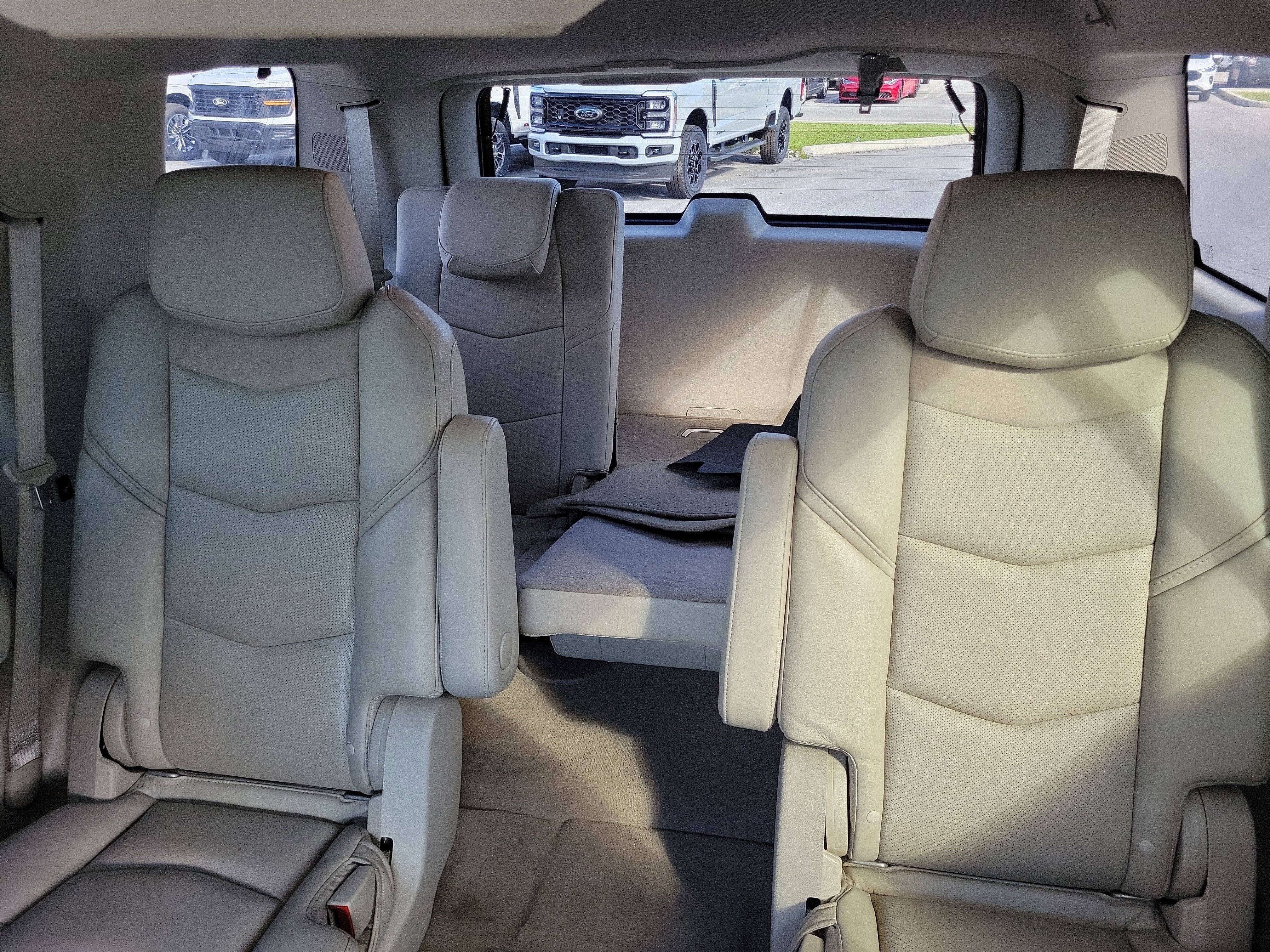 Used 2018 Cadillac Escalade Luxury image 14