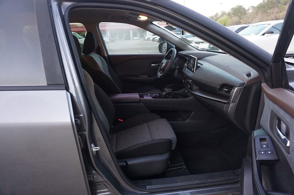 Used 2023 Nissan Rogue SV image 14