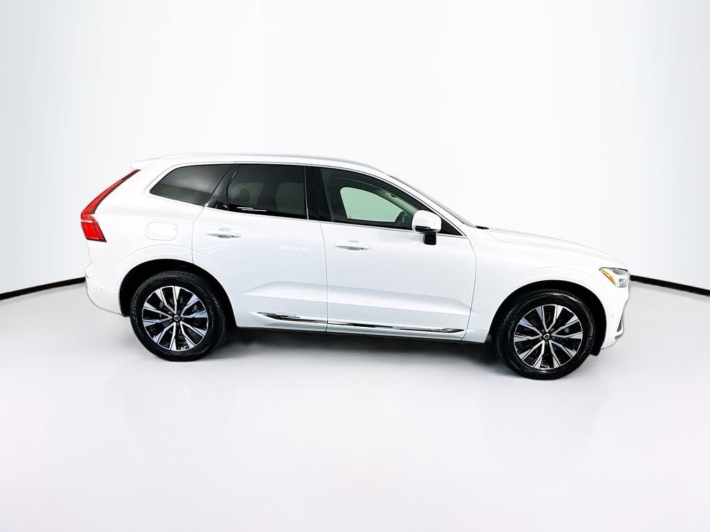 Used 2023 Volvo XC60 B5 Plus image 11