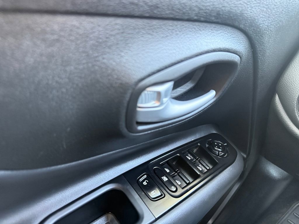 Certified 2023 Jeep Renegade Latitude image 28