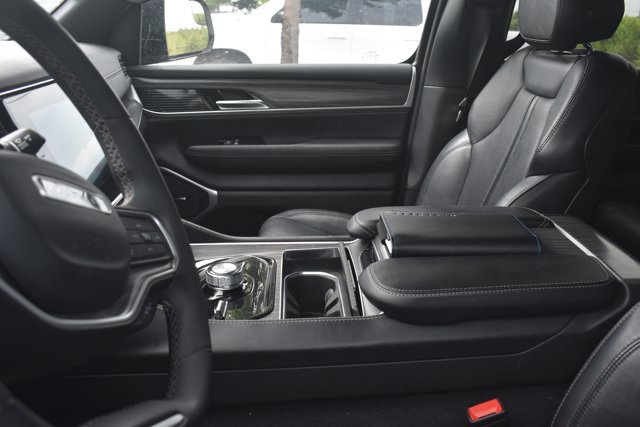 Used 2024 Jeep Wagoneer Series II w/ Flexible Seating Group AWD/4WD image 4