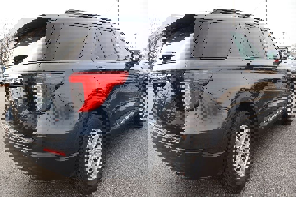 Used 2024 Ford Explorer XLT image 3