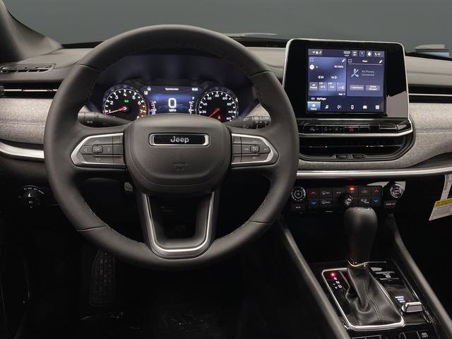 New 2025 Jeep Compass Latitude w/ Sun & Sound Group AWD/4WD image 5