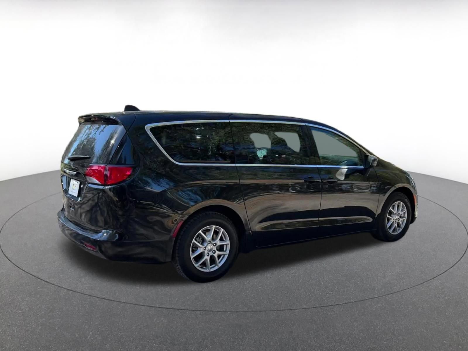 Used 2024 Chrysler Voyager LX image 15