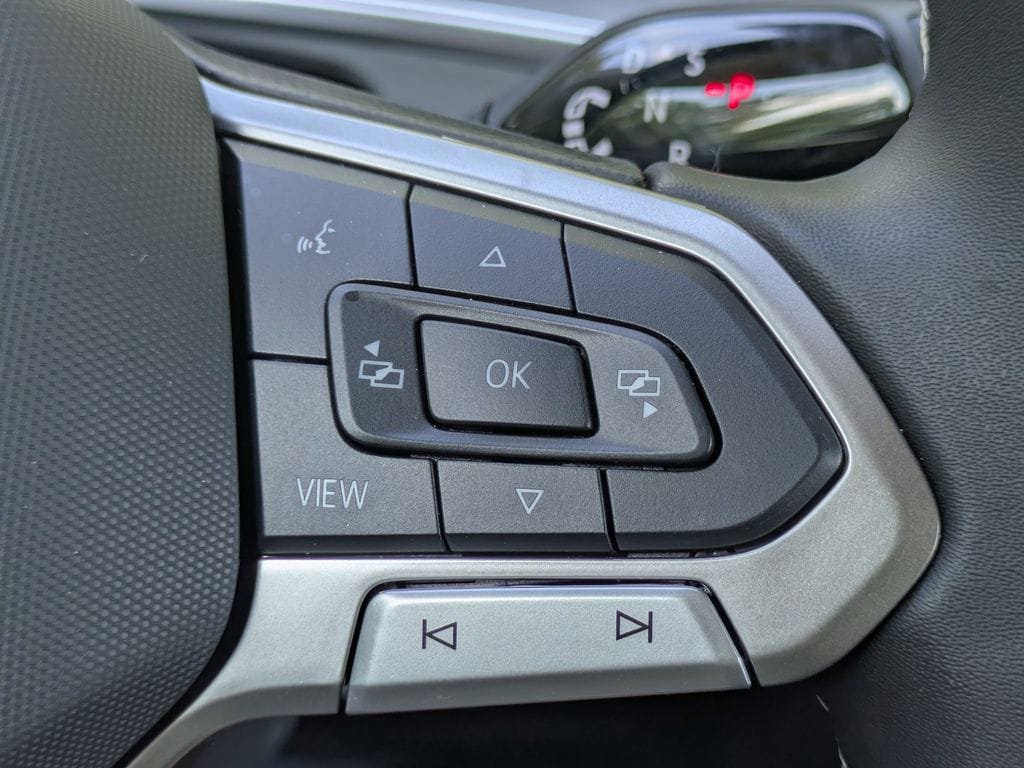Certified 2025 Volkswagen Tiguan SE FWD image 25