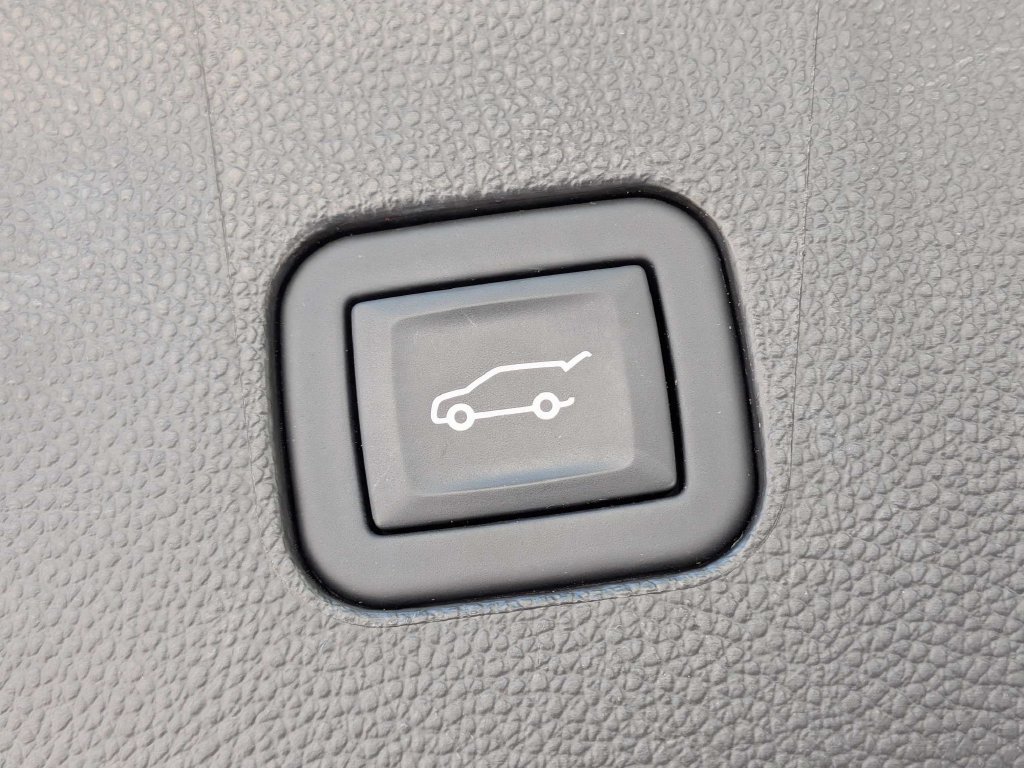Used 2024 Buick Enclave Essence w/ Experience Buick Package FWD image 16