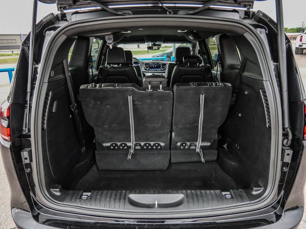 Used 2025 Chrysler Pacifica Select image 11