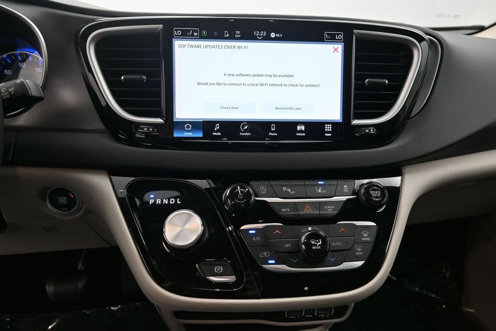Used 2023 Chrysler Pacifica Touring-L FWD image 10