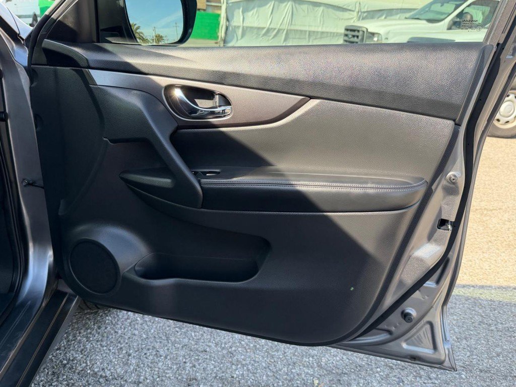 Used 2016 Nissan Rogue SV image 19