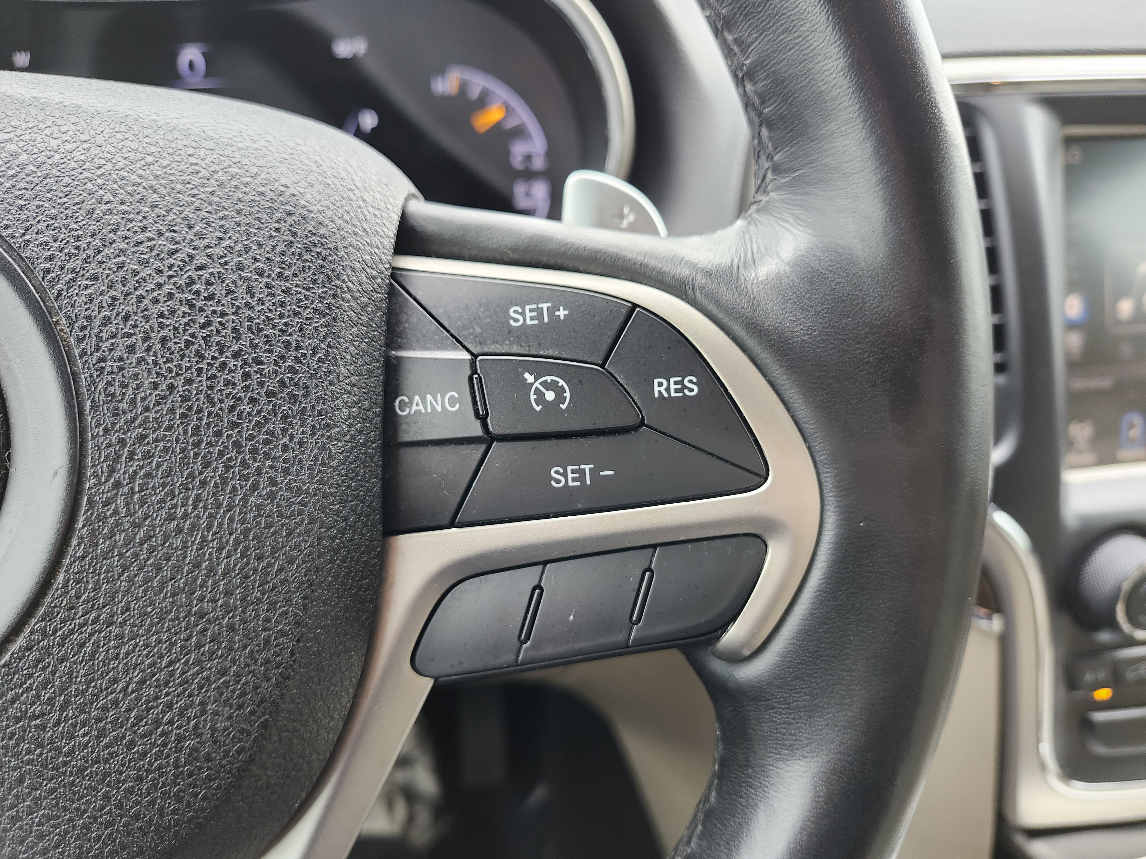 Used 2015 Jeep Grand Cherokee Limited w/ Luxury Group II AWD/4WD image 38