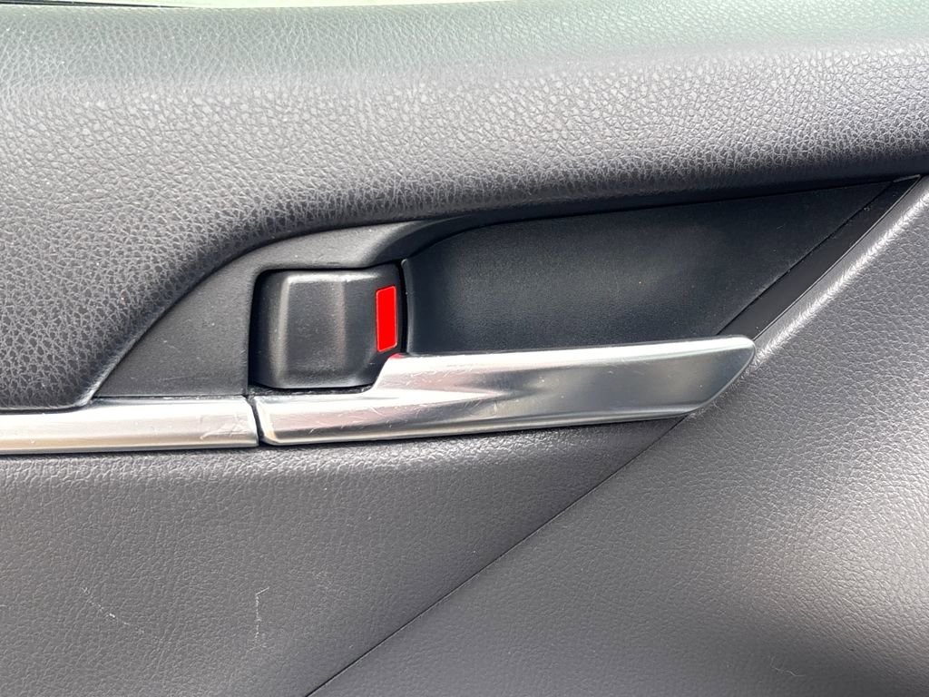 Used 2018 Toyota Camry SE image 8
