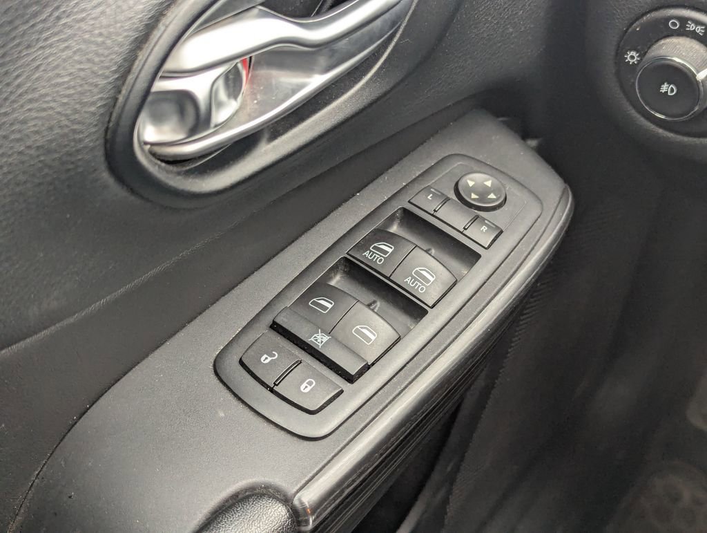 Used 2015 Jeep Cherokee Trailhawk w/ Comfort/Convenience Group AWD/4WD image 26