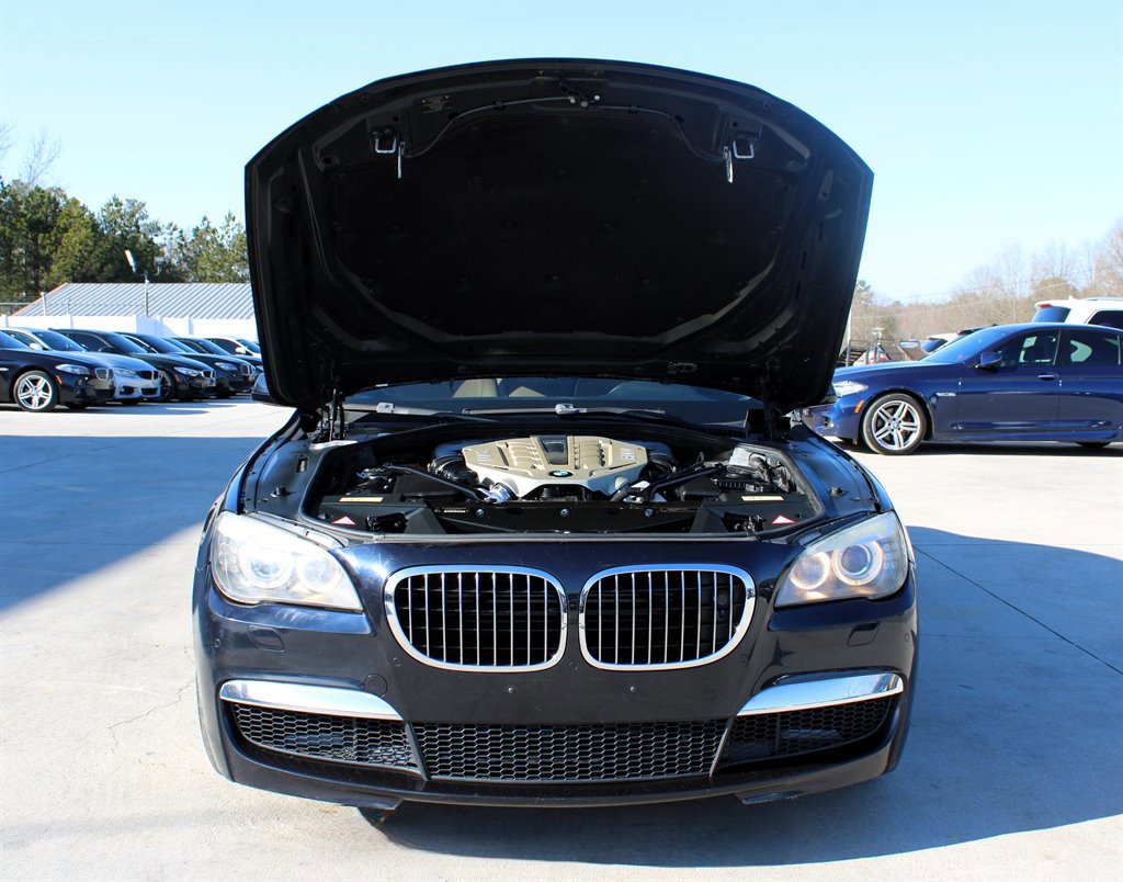 Used 2010 BMW 750i xDrive image 34