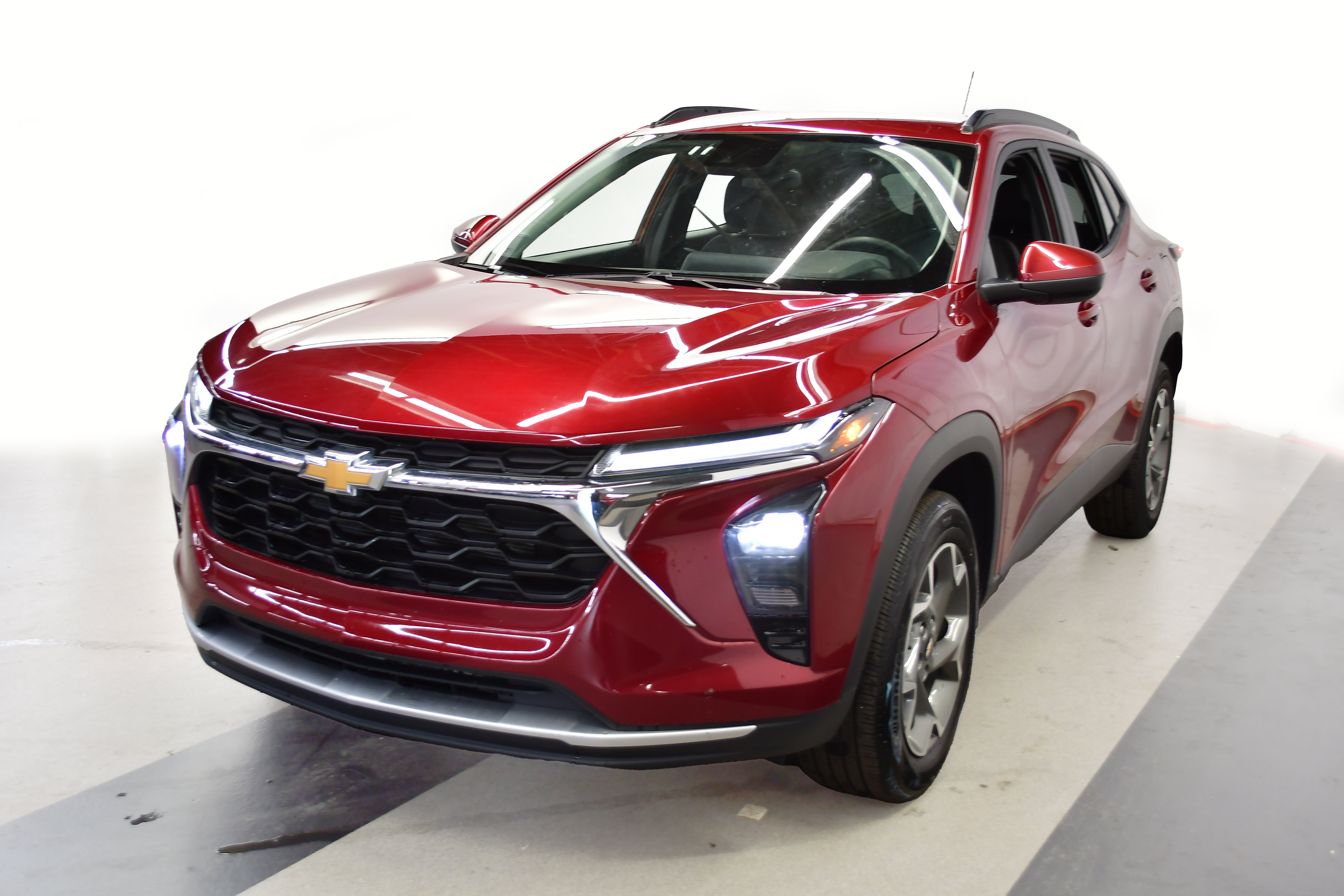 Used 2025 Chevrolet Trax LT w/ LT Convenience Package FWD image 4