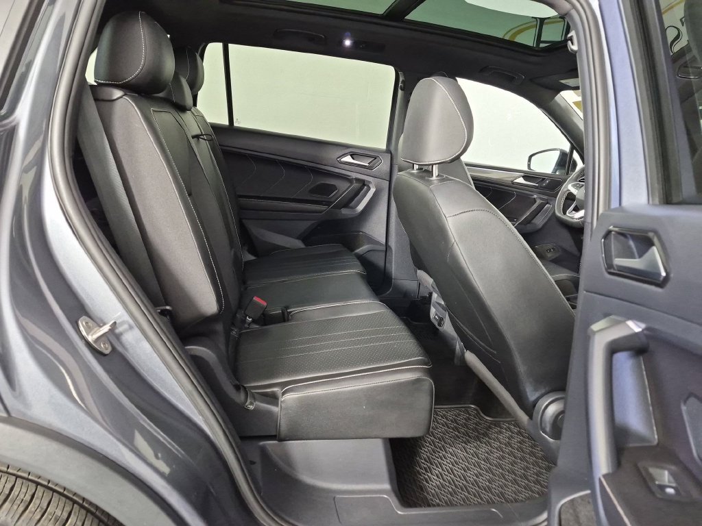 Used 2023 Volkswagen Tiguan SE R-Line FWD image 33