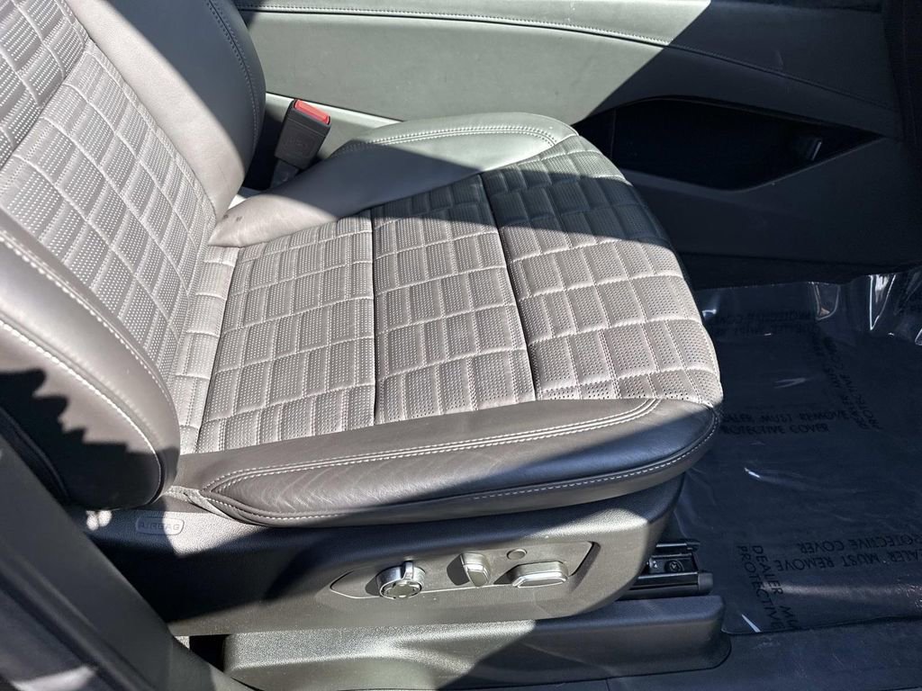 Used 2024 Cadillac Escalade Sport Platinum w/ LPO, ONYX Package image 12