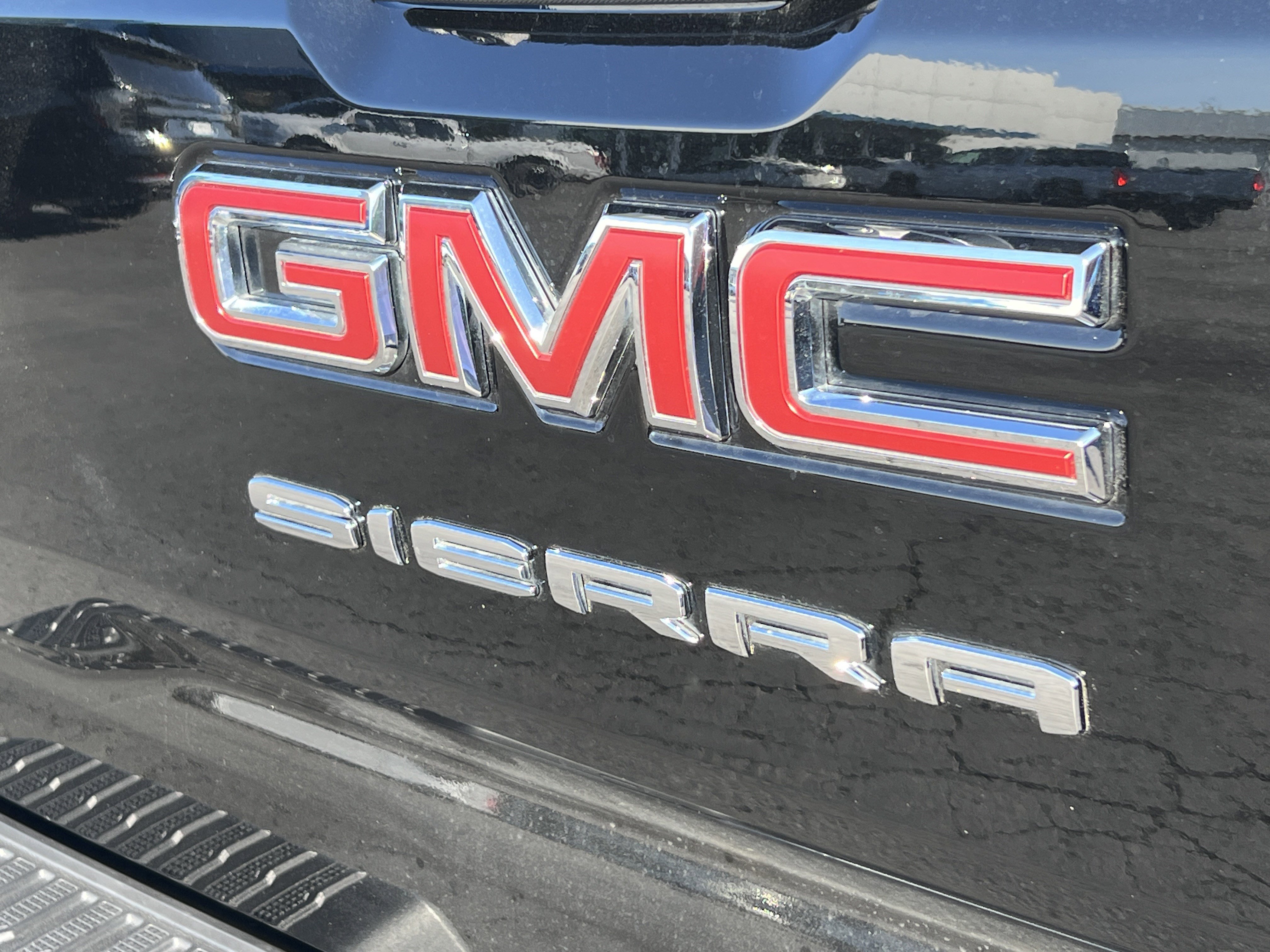 Used 2025 GMC Sierra 1500 Elevation w/ Elevation Premium Package AWD/4WD image 8